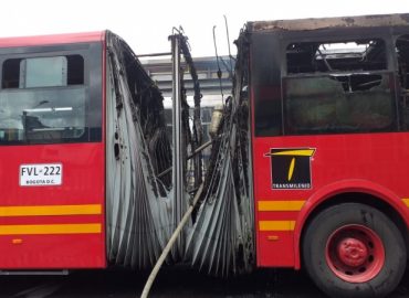 Gran susto en el centro de #Bogotá, tras el incendio de un articulado de #Transmilenio, frente a la Estación Avenida Jiménez.