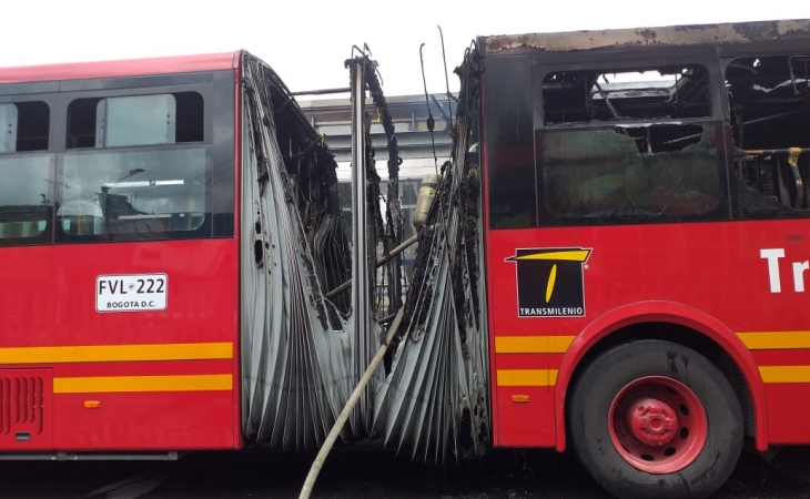 Gran susto en el centro de #Bogotá, tras el incendio de un articulado de #Transmilenio, frente a la Estación Avenida Jiménez.